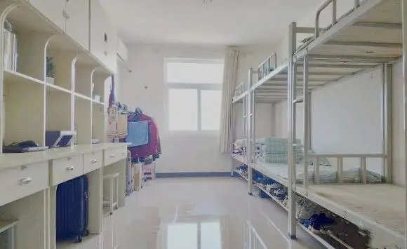 河南一新生宿舍厕所没有门,并排2坑位引热议,校方的回应为何会引众怒?