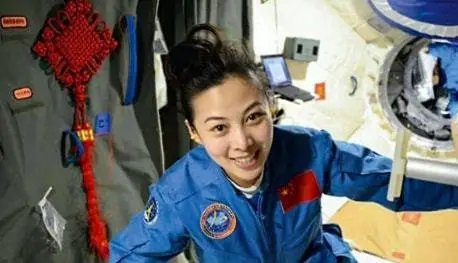 女航天员想要在太空美美的，可以带化妆品吗？