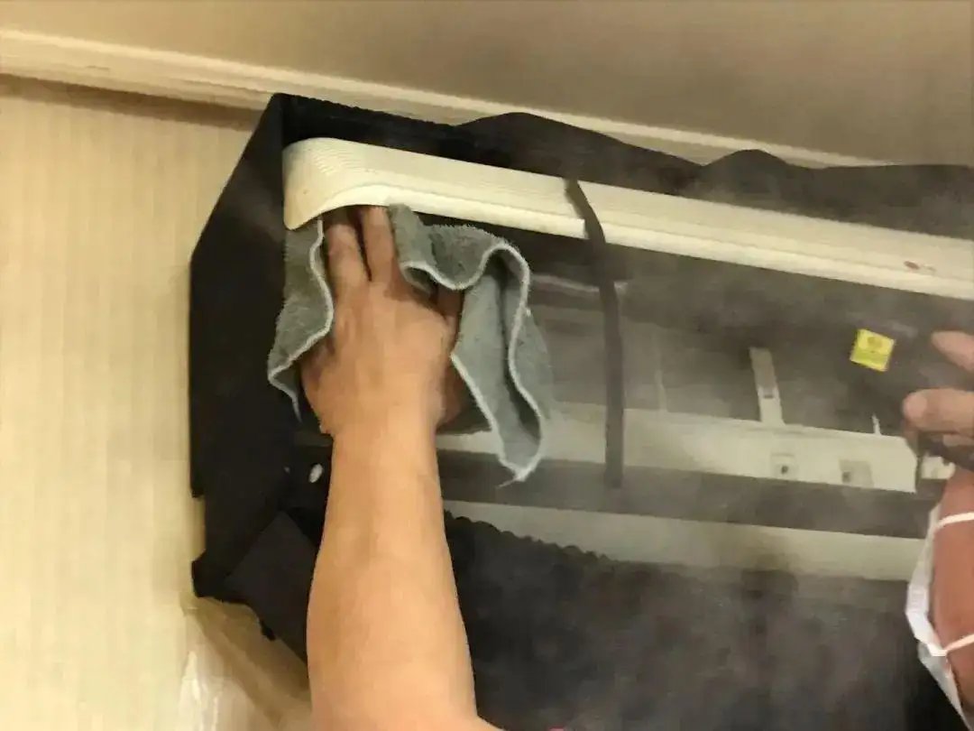 杭州住户因空调效果不佳清理滤网：挂机里藏着一条菜花蛇，它是怎么进去的？
