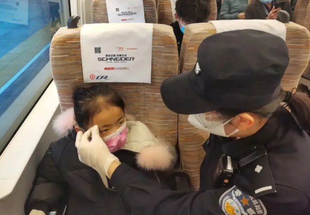 山东一女子高铁上为孩子放无声版动画片,孩子的吵闹真的无法阻止吗?