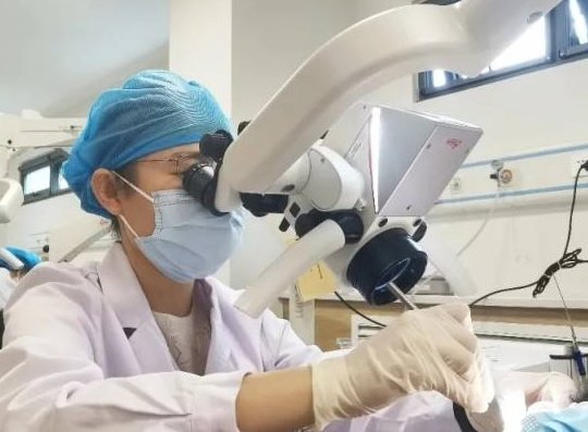 广东女子抠喉误吞17厘米长勺至十二指肠，医生最终是如何将其拿出的？