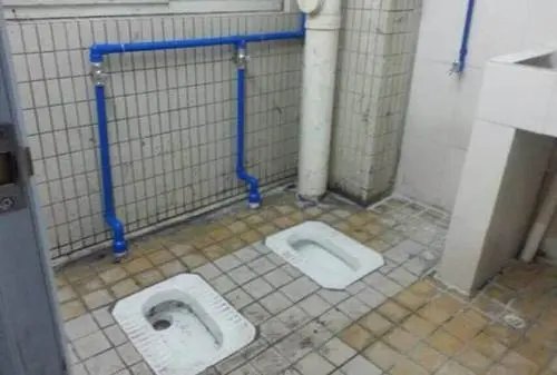 河南一新生宿舍厕所没有门，并排2坑位引热议，校方的回应为何会引众怒？