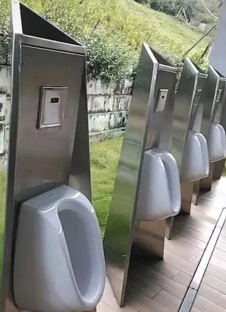 四川一男子景区内遇露天厕所，园区回应引质疑，你对这一幕怎么看？