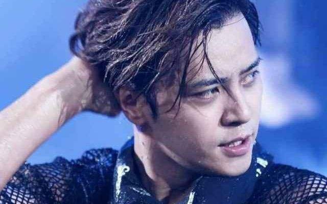 罗志祥玩游戏和女粉丝隔着薄板亲吻足足5秒钟，虽然是宠粉丝，但是会不会玩得太大了？