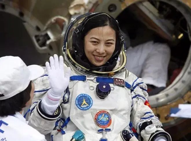 女航天员想要在太空美美的，可以带化妆品吗？