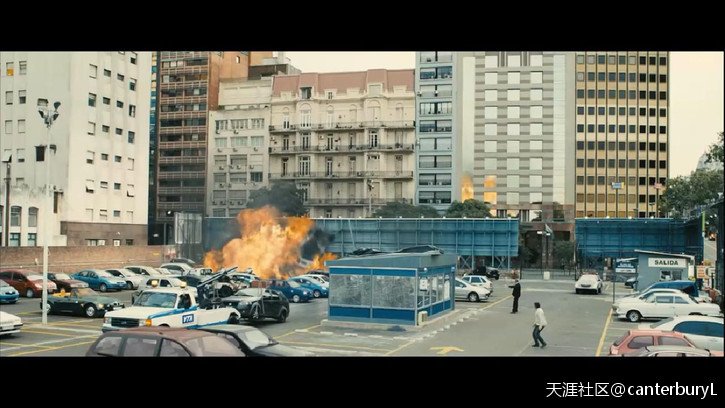 有一部外国电影，演的是一个爆破工程师的车老被拖走，很多次以后他给车里放了炸弹故意让人拖走，最后把拖