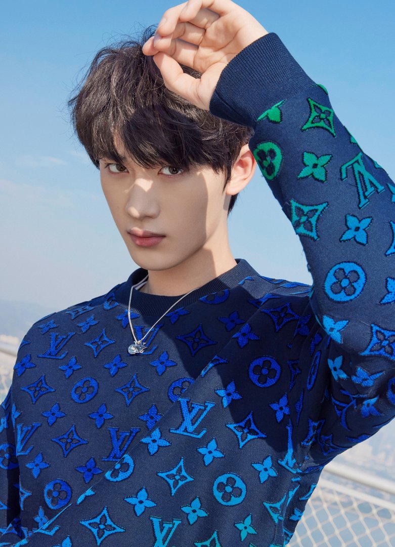 丁程鑫晒和冰墩墩合照，他的冰墩墩是哪里来的？