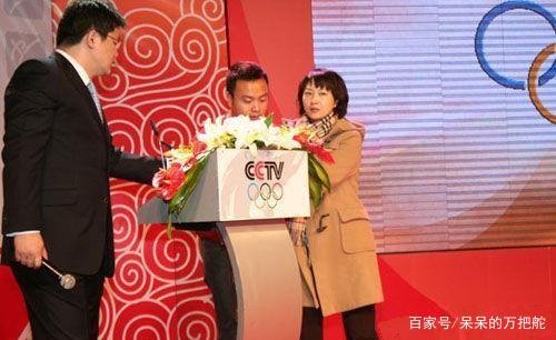 胡紫薇手撕小三后罕见晒夫妻合影，意外暴露张斌的家庭地位，你怎么看？