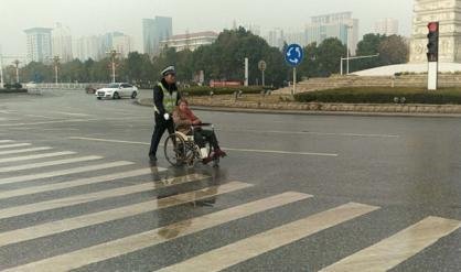 对于大爷坐轮椅横穿马路翻护栏一事，你有何看法？