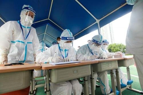 大连一核酸检测现场秒变“洗浴中心”，现场有多欢乐？