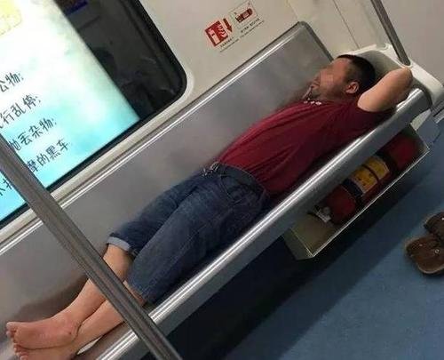 武汉大妈横躺地铁座位吃馍，垃圾扔地上！国人素质该如何提高？