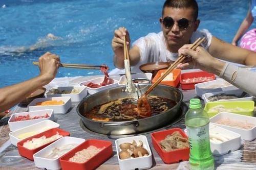 重庆游客坐冰桶里吃火锅是怎么回事？