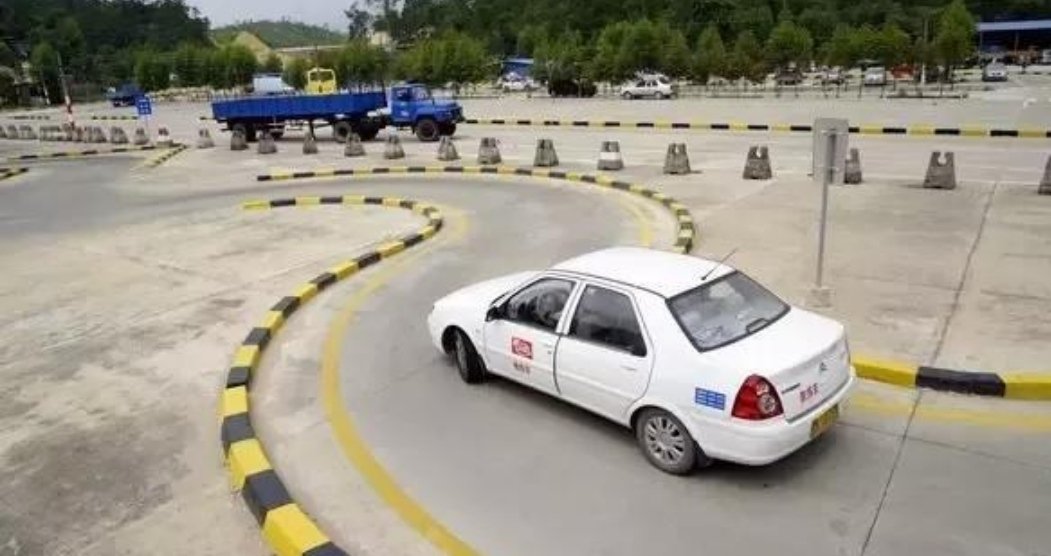 河南周口65岁大妈科目一到科目四全部一把过，你如何看待此大妈的行为？