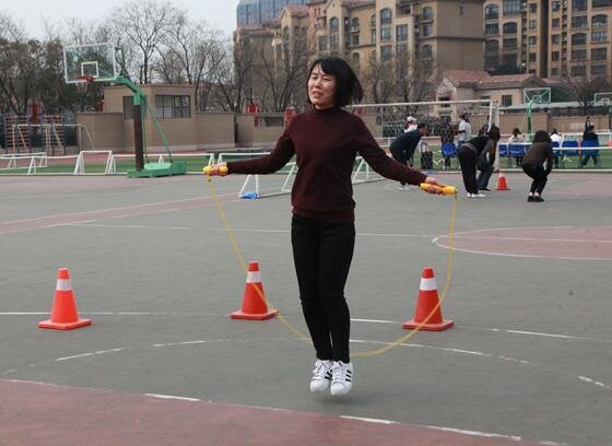 成都30岁女子每天跳绳1000个致骨折,这件事给予我们什么警示?