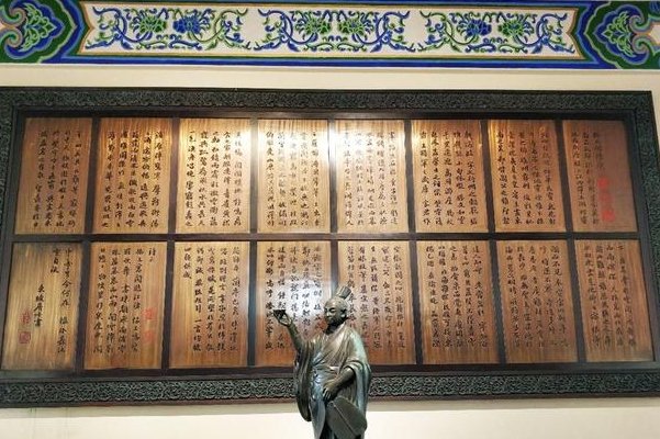 千古名篇滕王阁序中物华天宝,人杰地灵形容的是那座城市