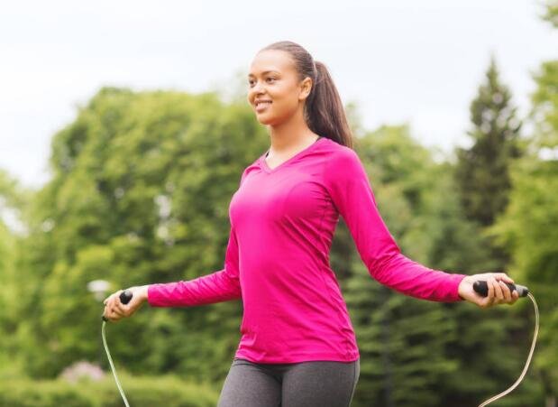 成都30岁女子每天跳绳1000个致骨折,这件事给予我们什么警示?