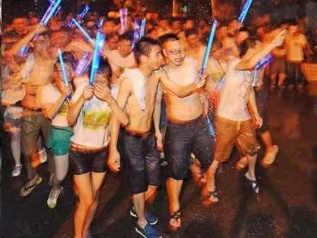 怎样评价华科泼水节这种校园文化？