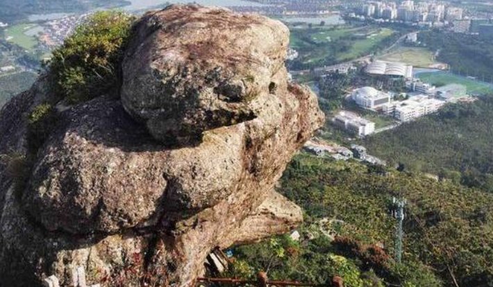 两男子景区山顶推巨石遭质疑，景区是怎样回应的？是否有安全隐患呢？