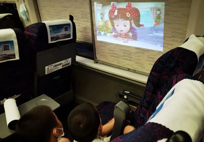 山东一女子高铁上为孩子放无声版动画片,孩子的吵闹真的无法阻止吗?