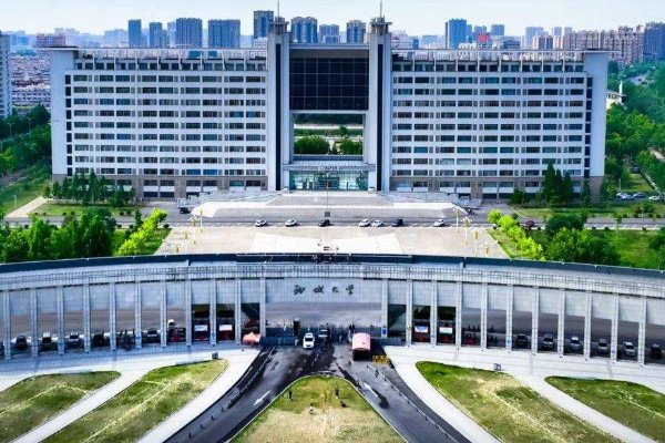 聊城大学的校门是什么样子？