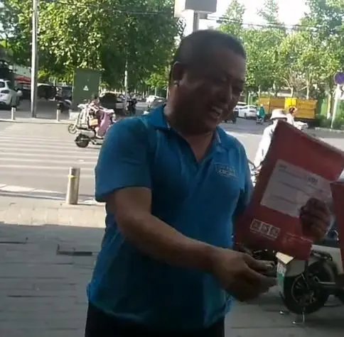 街边修车父亲拆儿子通知书笑开花，为什么说录取通知书是对父亲最大的安慰？