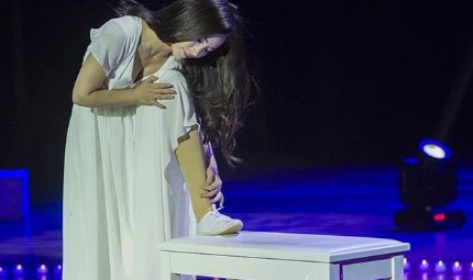 汶川地震中没了双腿和女儿的女老师，5年后嫁海归生女，现状如何呢？