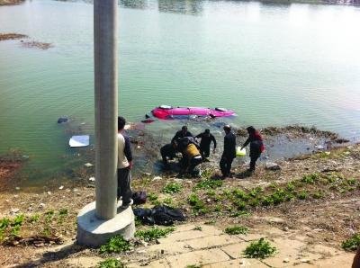 眼看着妻子跳河不救，独自回家还约人夜宵，其丈夫被怎么判的？