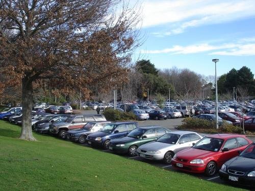 辽宁一私家车堵车库门还不留电话，被泼水成“冰车”，网友对此有何表示？