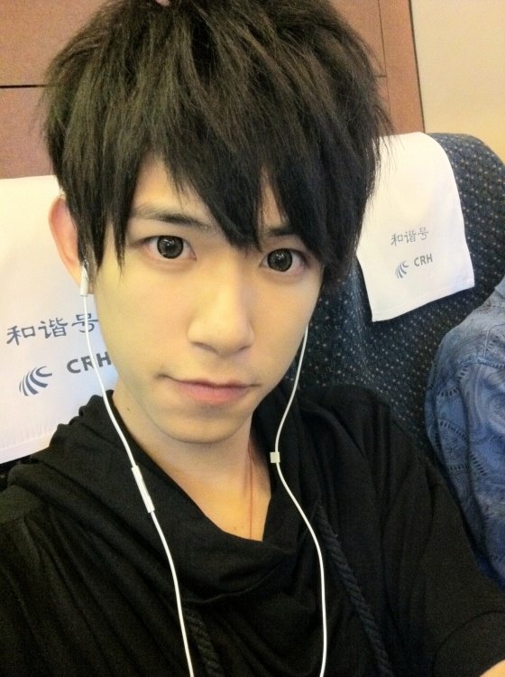 帮忙找男生头像大图，跪求了，他叫郭根恺 都是同一个人，别跟我说放大就完事