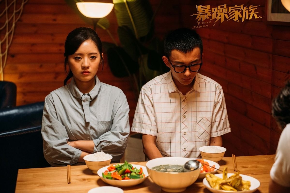 《暴躁家族》这部电影主要讲了什么?