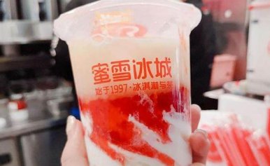 女子喝蜜雪冰城喝出活苍蝇！店家是如何回应这件事的？