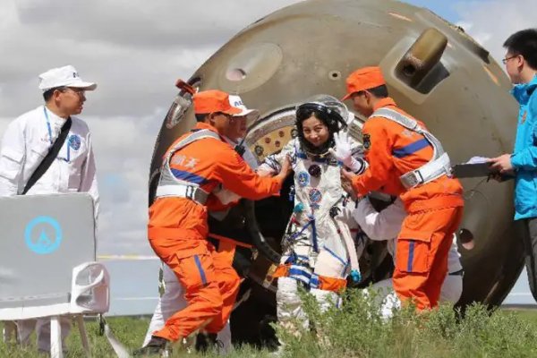 两只动物跑到现场看航天员落地,现场还有哪些细节意外出镜?