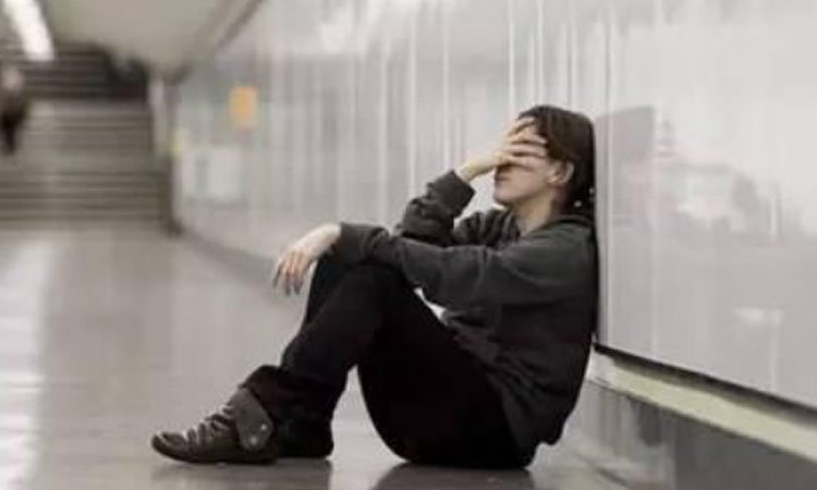 广场舞大妈“散步”救人，一把拽回轻生女子，该名女子为何轻生？