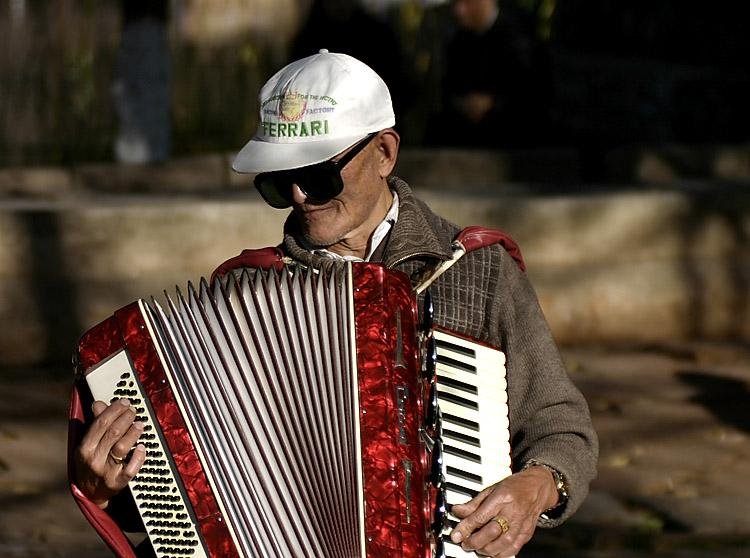 自娱自乐是什么意思？