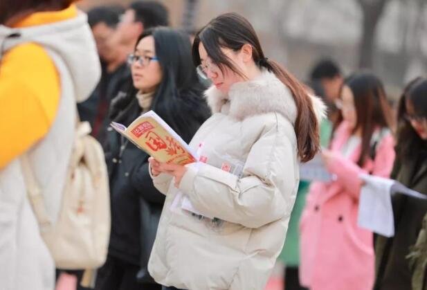 2021年国考将会补录近2000人，为什么那么多人会热衷于考公务员?