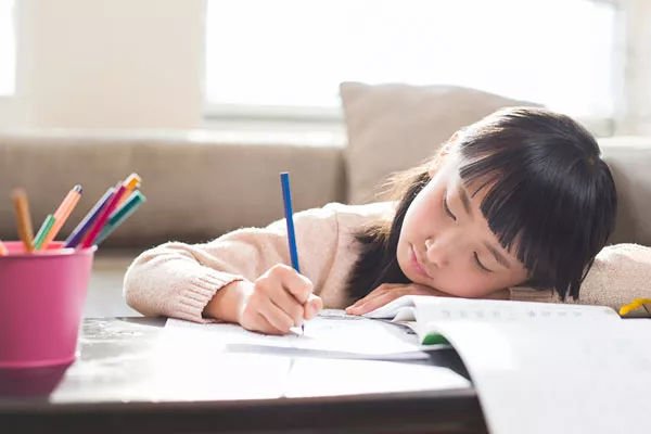 广东一熊孩子不写作业,报警要求把妈妈抓走,家长对孩子的要求有多严苛?