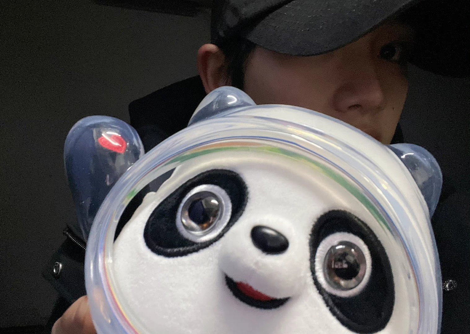 丁程鑫晒和冰墩墩合照,他的冰墩墩是哪里来的?