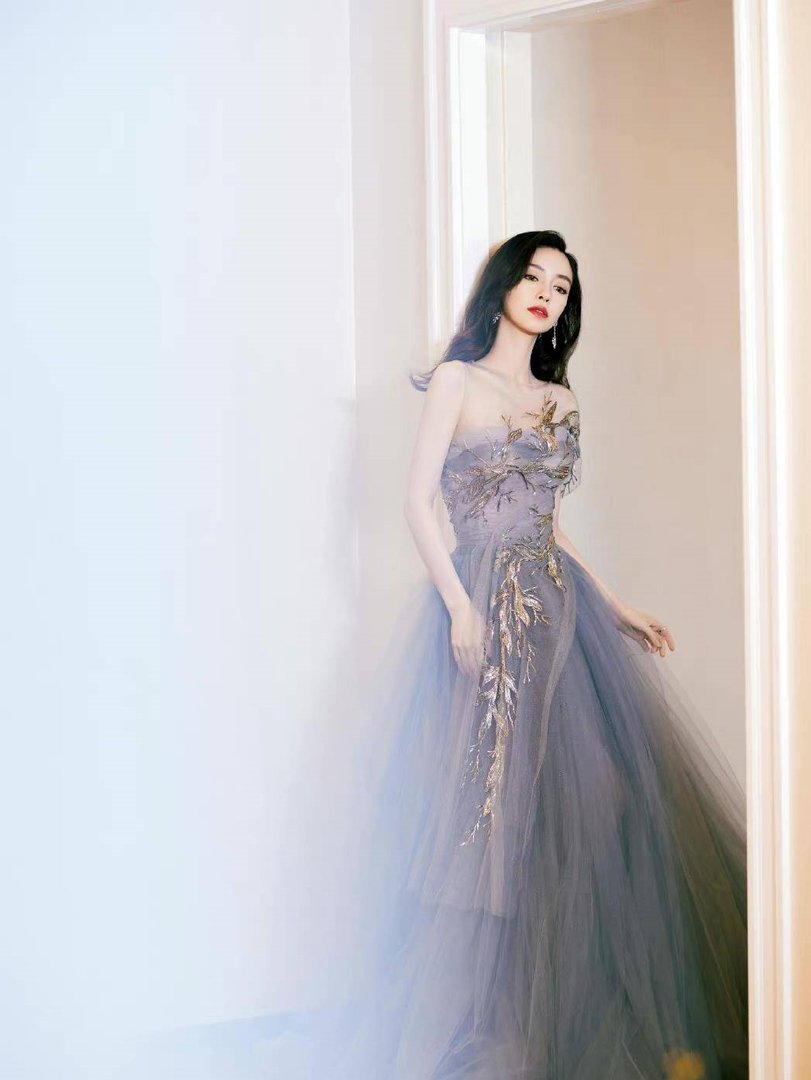 杨颖工作室晒《心动的信号5》写真，公主发型配黑色蝴蝶结，她的气质如何？