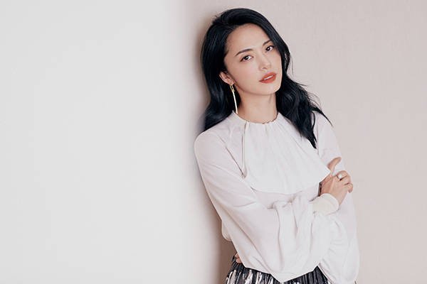 姚晨晒女儿小茉莉与猫咪八顿玩耍照片，为何她很少晒老公的照片？