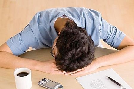 上课趴着睡能有多费手视频火了，趴睡会对身体带来哪些危害？