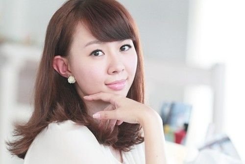 《乡间的小路》作词是谁？