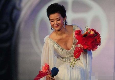 寂寞嫦娥舒广袖吴刚捧出桂花酒是什么歌