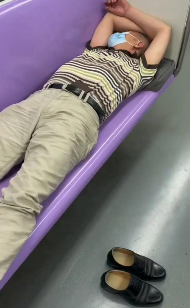 武汉大妈横躺地铁座位吃馍，垃圾扔地上！国人素质该如何提高？