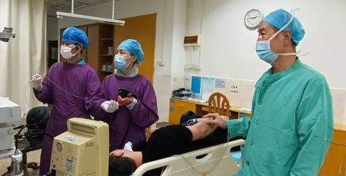 广东女子抠喉误吞17厘米长勺至十二指肠，医生最终是如何将其拿出的？