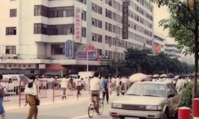 改革开放以来我们取得一切成绩的根本原因是