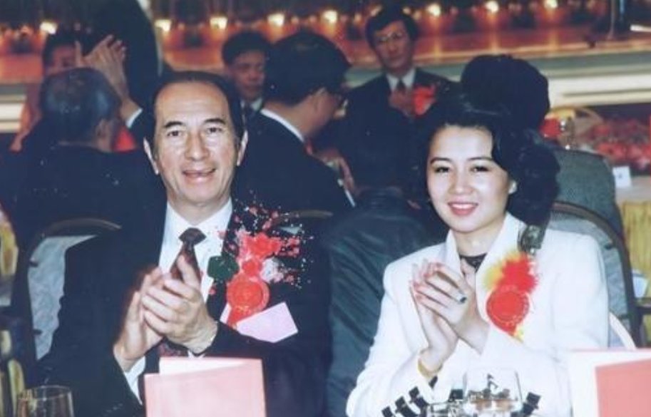 赌王一生共有四位太太，有人来讲讲他这四段情史是什么样的吗？