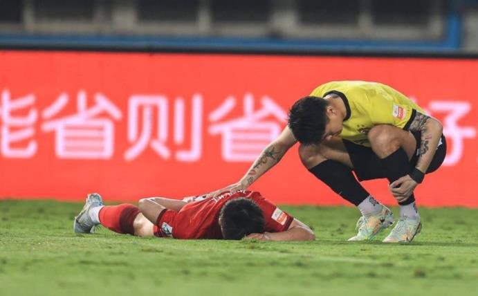 赵宏略腰椎右侧四根肋骨骨折，已安排进行专业治疗，他还能参加比赛吗？