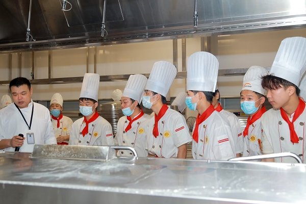 新东方烹饪学校一年学费是多少？