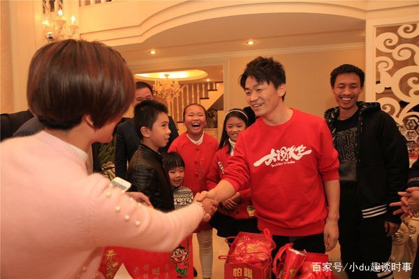 王宝强亲弟弟意外去世，深夜发文悼念弟弟，和哥哥两人伤心痛哭，你怎么看