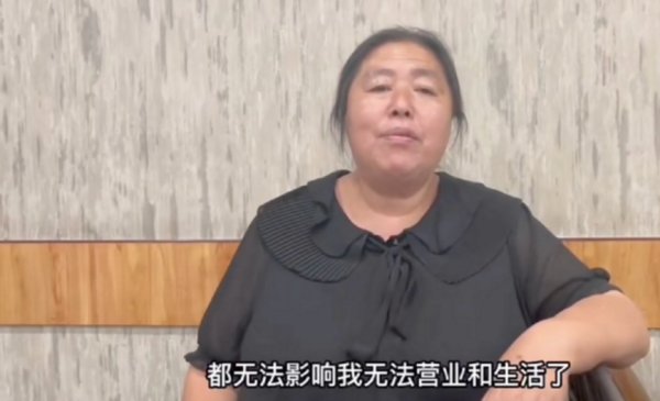 目击者称老板与打人者坐一桌吃饭，老板与与打人者究竟是什么关系